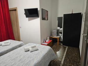 Un ou plusieurs lits dans un hébergement de l'établissement Affittacamere House LeoMar di Sara
