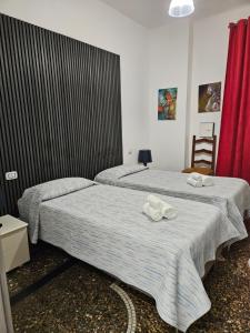 Un ou plusieurs lits dans un hébergement de l'établissement Affittacamere House LeoMar di Sara