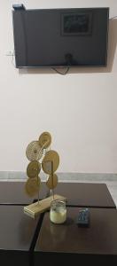 une table avec une télécommande à côté d'un téléviseur dans l'établissement Nuevo y exclusivo departamento de 2 habitaciones, à Loja