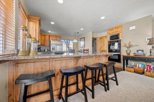 Kuchyň nebo kuchyňský kout v ubytování Altitude Adjustment with Resort Amenities MH1312 + 53 fotografií