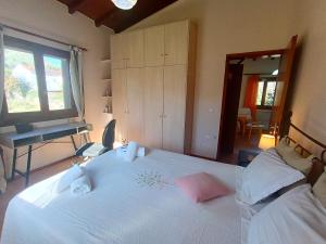 Postel nebo postele na pokoji v ubytování Elia House
