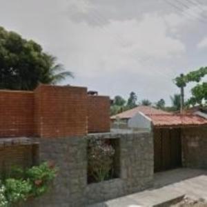 una casa con un muro di mattoni e un edificio di Casa Charlotte - Barra de Santo Antônio - AL a Barra de Santo Antônio