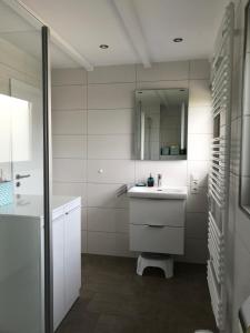 Koupelna v ubytování Freistehendes Ferienhaus Mit Garten + 13 fotografií