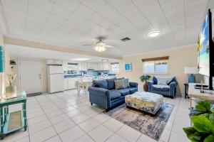 TV/trung tâm giải trí tại Tropical Tranquility In South Hutchinson Beach