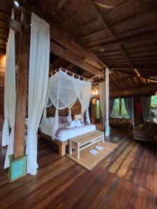 Ένα ή περισσότερα κρεβάτια σε δωμάτιο στο Ubud Virgin Tirta Tawar +64 φωτογραφίες