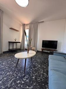 a living room with a couch and a table and a tv at Departamento en micro-centro de Posadas in Posadas