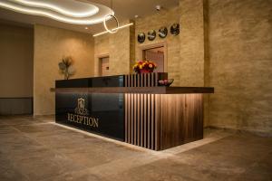 eine Rezeption in der Lobby eines Hotels in der Unterkunft Hotel Via Serdika in Sofia
