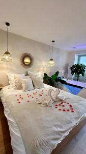 Ένα ή περισσότερα κρεβάτια σε δωμάτιο στο L Anaya Nantes Spa et Sauna