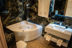 Ein Badezimmer in der Unterkunft Hotel Via Serdika