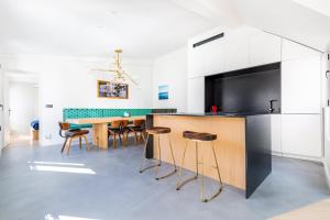 パリにあるLuxury Flat with AC "La-verrère-du-paradis"の部屋にテーブルと椅子のあるキッチン