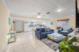 Khu vực ghế ngồi tại Tropical Tranquility In South Hutchinson Beach