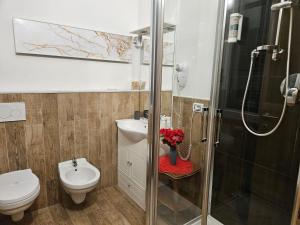 Salle de bains dans l'établissement Affittacamere House LeoMar di Sara