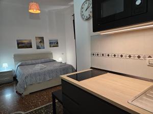 Un ou plusieurs lits dans un hébergement de l'établissement Affittacamere House LeoMar di Sara