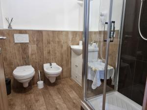 Salle de bains dans l'établissement Affittacamere House LeoMar di Sara