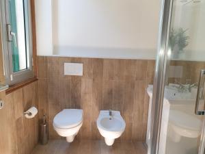 Salle de bains dans l'établissement Affittacamere House LeoMar di Sara