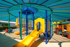 un parco giochi con scivolo giallo in una tenda blu di InterContinental Taif by IHG a Taif Altre 37 foto