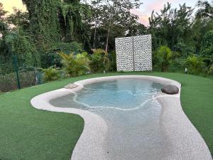 ル・ラモトンにあるVilla Boréaleの庭園内のスパ付きスイミングプール