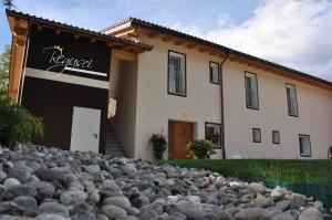 un grande cumulo di rocce di fronte a una casa di Agriturismo Regusci a Camorino