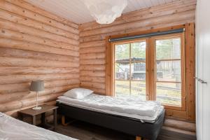 a bedroom with a bed and a window at Yyteri Beach Lomakeskus, Havulinna 29 in Pori