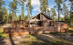 a log cabin in the middle of a forest at Yyteri Beach Lomakeskus, Havulinna 29 in Pori