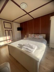 a bedroom with a bed with towels on it at Rustig verblijf bij de Rijn - Lobith in Lobith