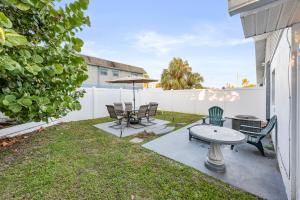 Vườn quanh Tropical Tranquility In South Hutchinson Beach