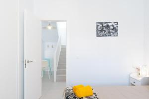 biały pokój z łóżkiem i schodami w obiekcie Lolalo House w mieście Playa Blanca +31 zdjęć