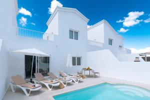 willa z basenem i domem w obiekcie Lolalo House w mieście Playa Blanca
