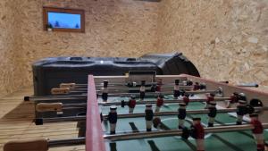 Herňa v ubytovaní Les Randogodilleurs avec Jacuzzi à 2kms des pistes et 350m du Théatre du Peuple !