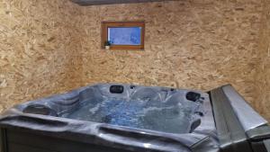 Fotografia z galérie ubytovania Les Randogodilleurs avec Jacuzzi à 2kms des pistes et 350m du Théatre du Peuple ! v destinácii Bussang