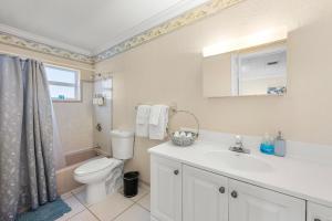 Phòng tắm tại Tropical Tranquility In South Hutchinson Beach +84 ảnh