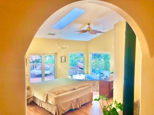 Un dormitorio con una cama y un ventilador de techo. en Heaven on Earth Retreat in the Gorgeous Granite Dells Near Prescott, AZ, en Prescott