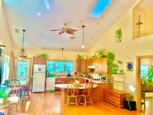 Una cocina con una mesa y algunas sillas. en Heaven on Earth Retreat in the Gorgeous Granite Dells Near Prescott, AZ, en Prescott