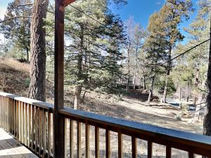 un portico con vista sui boschi di Docs Den a Ruidoso