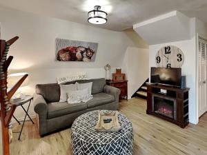 un soggiorno con divano e camino di Docs Den a Ruidoso