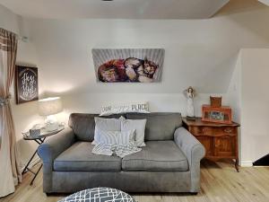 un soggiorno con un divano e un quadro sul muro di Docs Den a Ruidoso Altre 33 foto