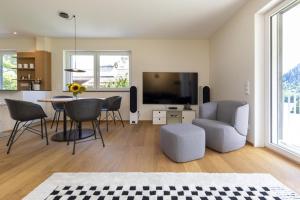 Μια τηλεόραση ή/και κέντρο ψυχαγωγίας στο Ferienwohnungen Friedenshöhe in Oberammergau +113 φωτογραφίες