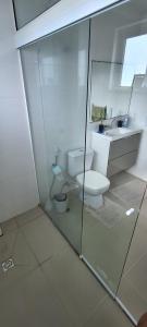 纳韦甘蒂斯Suíte 50 metros da praia, 10 km Beto Carrero e BC, local compartilhado的带马桶和水槽的浴室