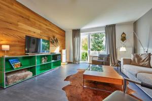 un soggiorno con un divano e un tavolo di Ferienwohnung ALP45 am Fuße des Skigebietes Hausberg in Garmisch-Partenkirchen a Garmisch-Partenkirchen