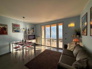 Μια τηλεόραση ή/και κέντρο ψυχαγωγίας στο Apartment with swimming pool, lake view, parking - Larihome A72 +18 φωτογραφίες