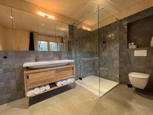 オーバーアマガウにあるFerienwohnungen Berguferの洗面台、シャワー、トイレ付きのバスルーム