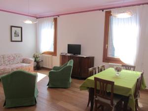A television and/or entertainment centre at Agriturismo Villa Selvatico