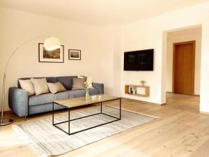 TV a/nebo společenská místnost v ubytování Ferienwohnung h9 Tal mit Sauna und Bergblick