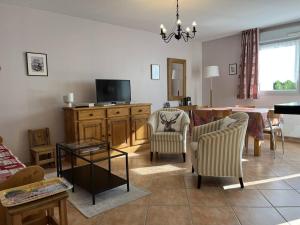 Televízia a/alebo spoločenská miestnosť v ubytovaní Appartement Fonctionnel avec Balcon, Garage et Wifi - Parfait pour 4 Personnes près des Pistes - FR-1-548-25
