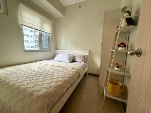 Rúm í herbergi á Urban Oasis 2BR Condo with Multiple Pools at SMDC Charm Residences
