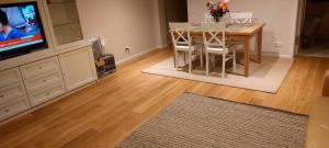 Μια τηλεόραση ή/και κέντρο ψυχαγωγίας στο Sunny garden flat in Munich +1 φωτογραφίες