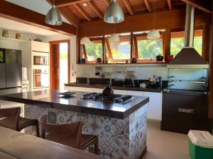 una cucina con piano di lavoro e piano cottura forno superiore di Casa do Sol - Praia do Forte a Mata de Sao Joao