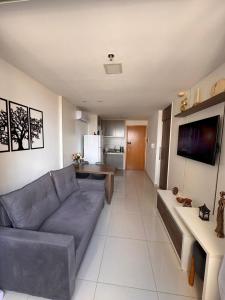 a living room with a couch and a kitchen at Apartamento no Shopping em Brasília DF in Brasilia