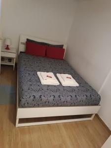 een bed in een kamer met twee handdoeken erop bij Lisbon City Centre Apartment in Lissabon