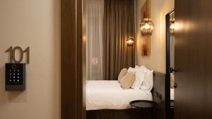 Voodi või voodid majutusasutuse CLOUD 5 Blloku Rooms Tirana toas